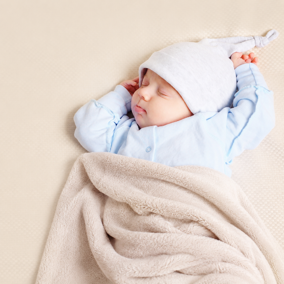 Bebê recém-nascido dormindo tranquilamente sob uma manta macia