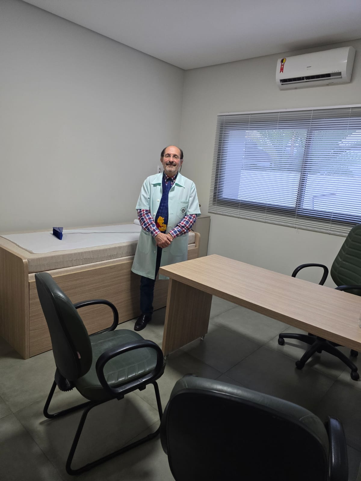Dr. Mario Becker em seu consultório em Nova Campinas
